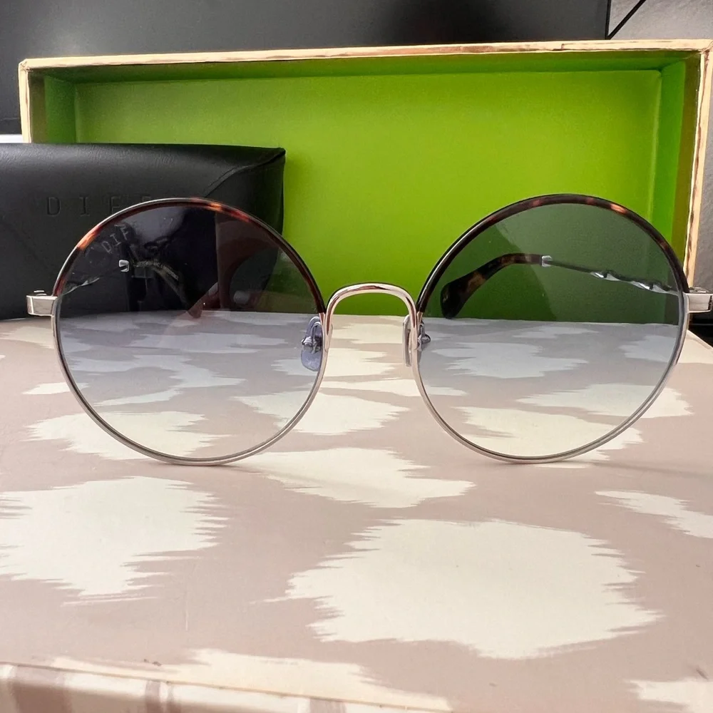 Diff Eyewear Tortoise Frame with Gradient Lenses - Picture 6 of 6